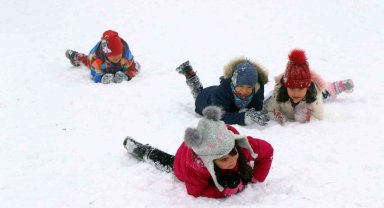 Bayburt'ta kar nedeniyle okullar bir gün tatil edildi