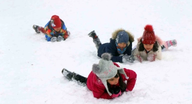 Bayburt'ta kar nedeniyle okullar bir gün tatil edildi