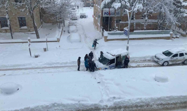 Bayburt'ta kar nedeniyle trafik durma noktasına geldi ulaşım kontrollü sağlıyor
