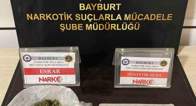 Bayburt'ta şüpheli hareketler sergileyen 2 şahısın üzerinden uyuşturucu madde çıktı