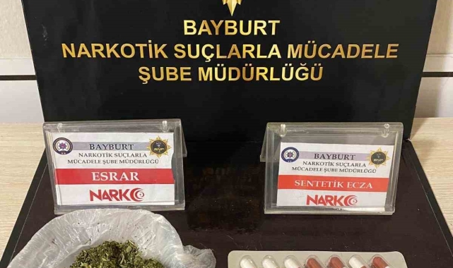 Bayburt'ta şüpheli hareketler sergileyen 2 şahısın üzerinden uyuşturucu madde çıktı