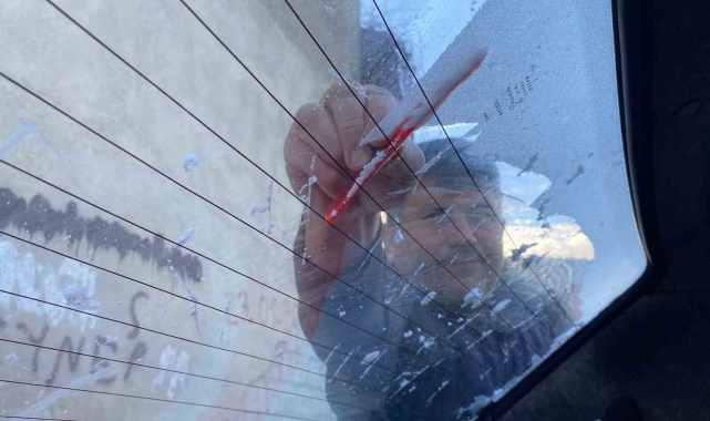 Bayburt'ta uzmanından tavsiye: Buzlanan camı zarar vermeden nasıl çözeriz!