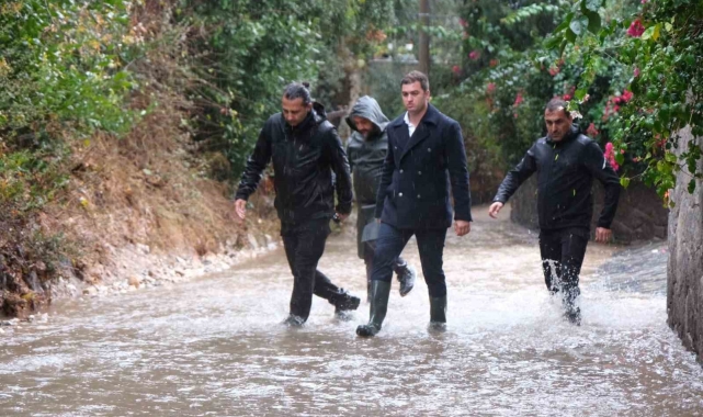Belediye ekiplerinden yağmur mesaisi