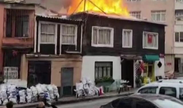 Beşiktaş'ta korkutan çatı yangını: O anlar kamerada