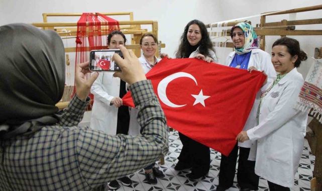 Besmele çekerek başladılar, mekik ve ilmeklerle bayrak dokudular