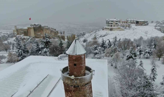 Beyaz gelinliğini giyen Harput'ta kartpostallık görüntüler oluştu