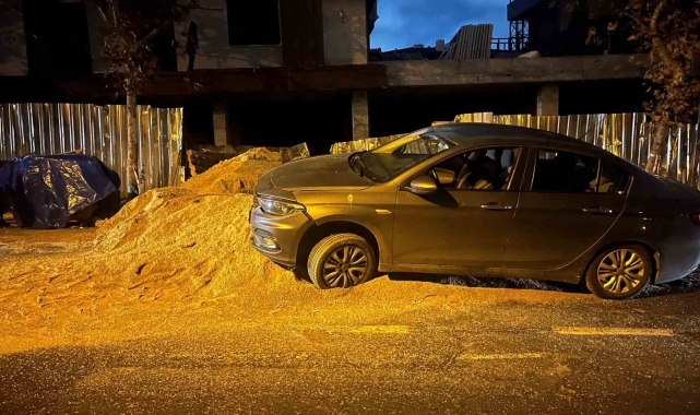 Beylikdüzü'nde bir inşaat firmasının yola döktüğü kum kazaya neden oldu