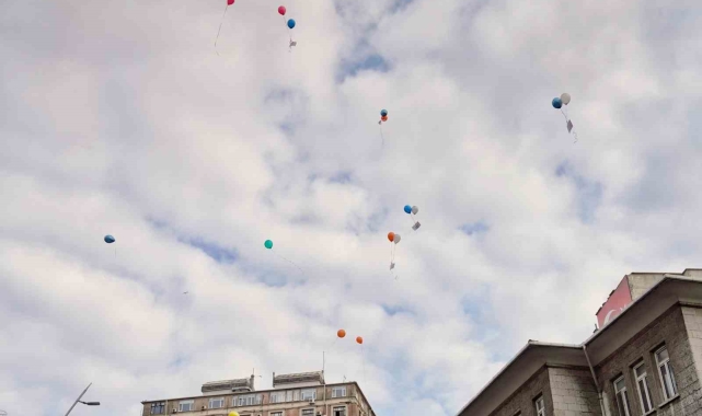 Beyoğlu'nda çocuk haklarının yazılı olduğu balonlar gökyüzüne bırakıldı
