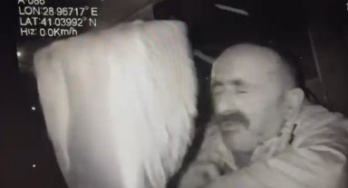 Beyoğlu'nda İETT şoförüne kaldırım taşlı saldırı kamera