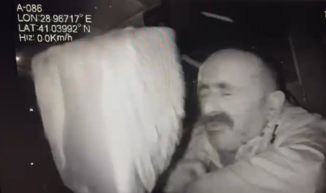 Beyoğlu'nda İETT şoförüne kaldırım taşlı saldırı kamera