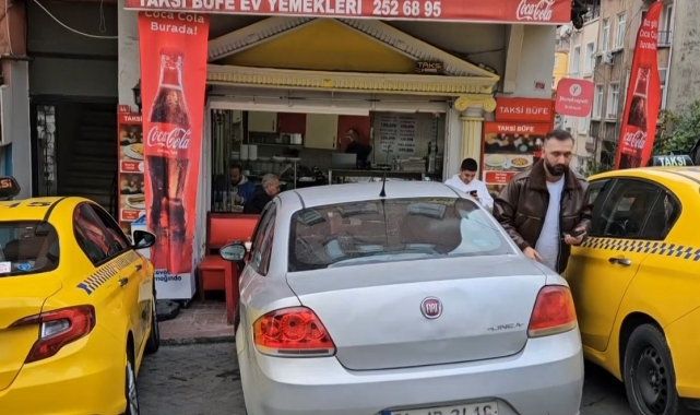 Beyoğlu'nda taksiye alınmayan alkollü şahıs, aracın tekerleklerini bıçakladı: O anlar kamerada
