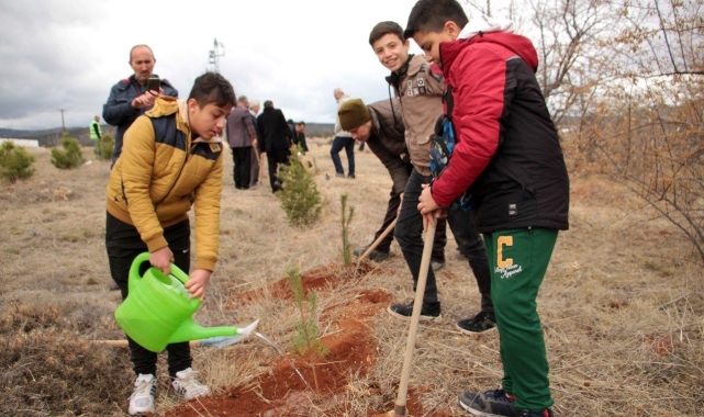 Beyşehir'de öğretmenler için fidanlar toprakla buluşturuldu