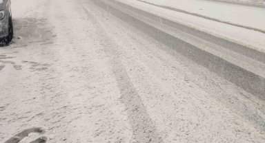 Bilecik'te anı bastıran kar yağışı sürücüleri etkiledi