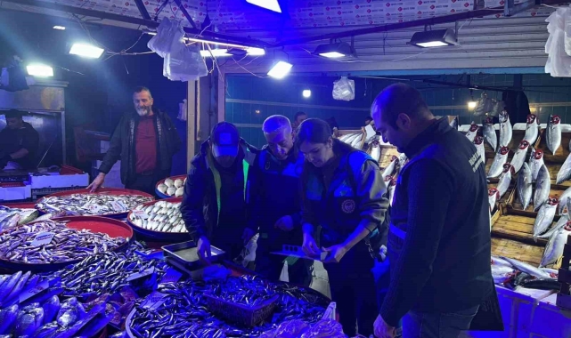 Bilecik'te balıkların boyları teker teker ölçüldü