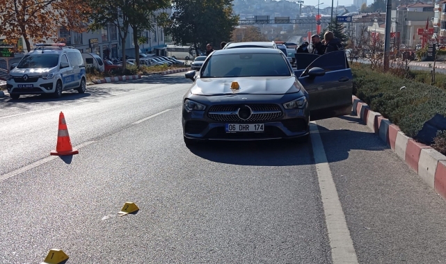 Bilecik'te otomobilin çarptığı yaşlı kadın bir yana, elindeki çantası bir yana savrulurken, kadın hayatını kaybetti