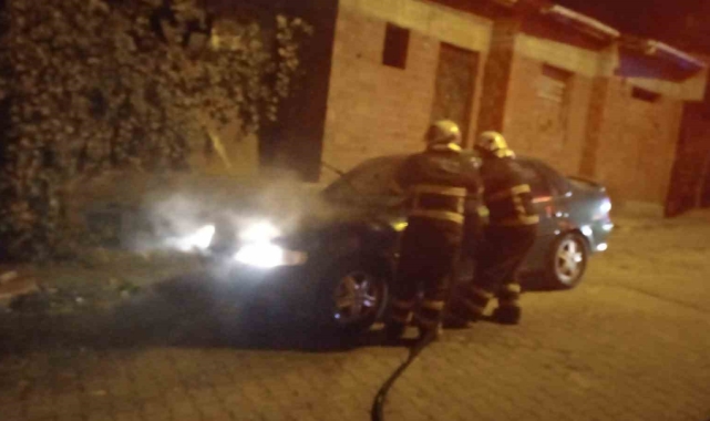 Bilecik'te park halindeki araç bir anda alev aldı