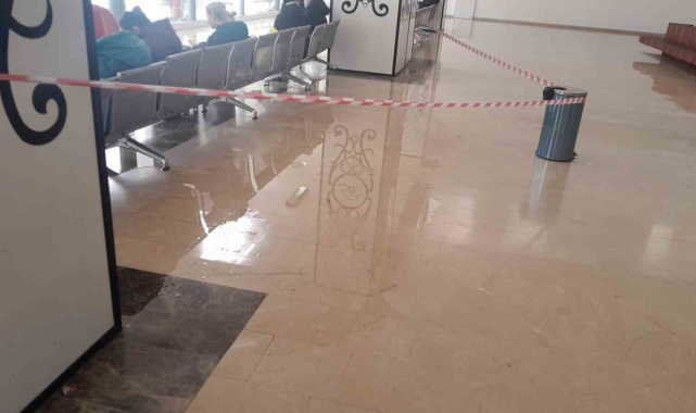 Bilecik'te yeni otogarın tavanı yeniden akarken, alçı tavanda çökme yaşandı