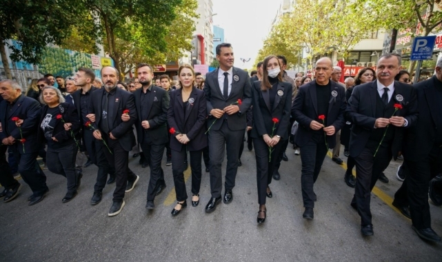 Binlerce Manisalı Atatürk'e saygı için yürüdü