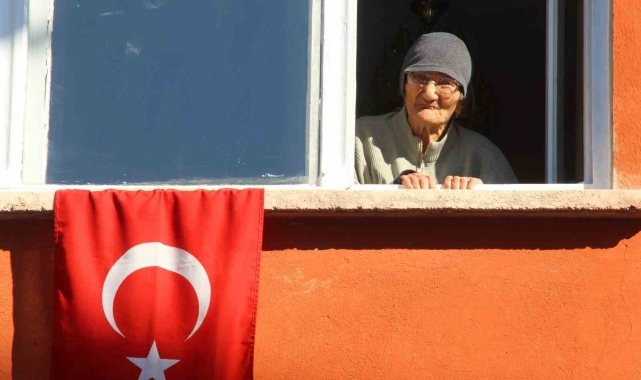 Bir asırlık Fatma nine: " Yeniden doğsam aynı hayatı yaşamak isterdim"
