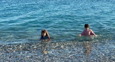 Bir yanda fırtına ve hortum, diğer yanda deniz keyfi