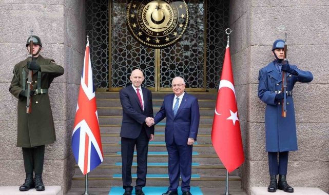 Birleşik Krallık Savunma Bakanı Healey TUSAŞ tesislerini ziyaret etti