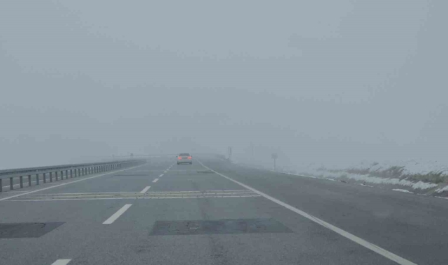 Bitlis-Güroymak kara yolunda sis etkili oluyor