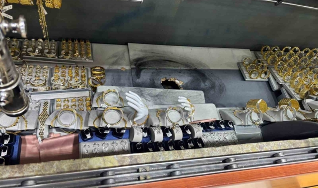 Bodrum katından duvar delerek girdiği kuyumcudan 10 kilogram altın çaldı