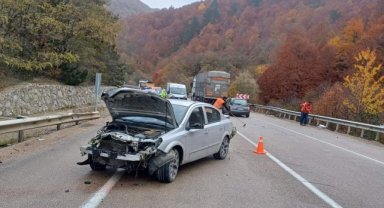 Boyabat'ta bariyere çarpan otomobilin sürücüsü yaralandı