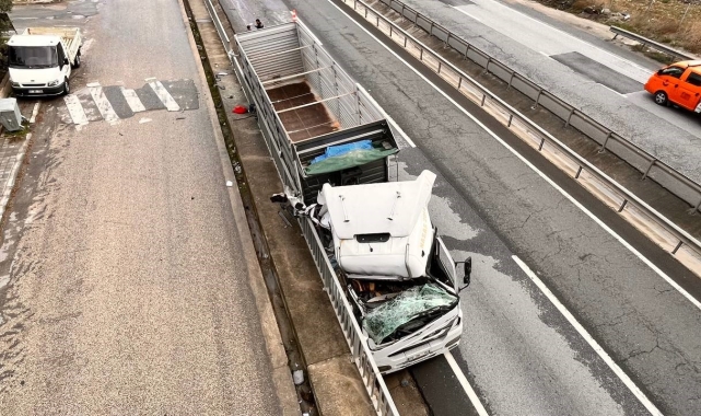 Böyle kaza görülmedi: Kamyonun sıkıştırıp yoldan çıkarttığı tır, beton bariyerlere çarptı