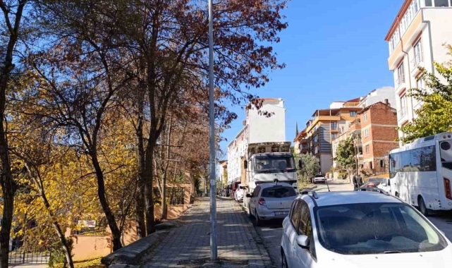 Bu aydınlatma direği onarım bekliyor