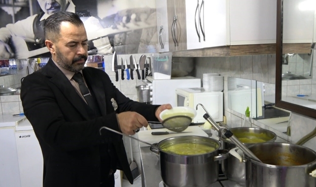 Bu çorbacı elinin lezzeti kadar kravatlarıyla da dikkat çekiyor