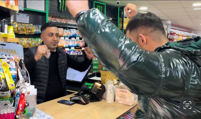 Bu markete gelen dans etmeden alışveriş yapamıyor