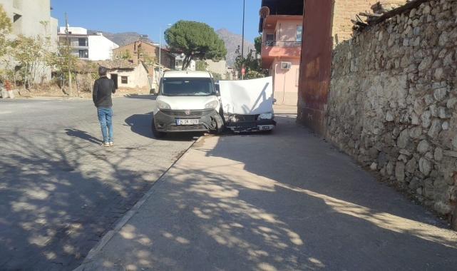 Buharkent'te kaza yapan araçlar kaldırıma çıktı