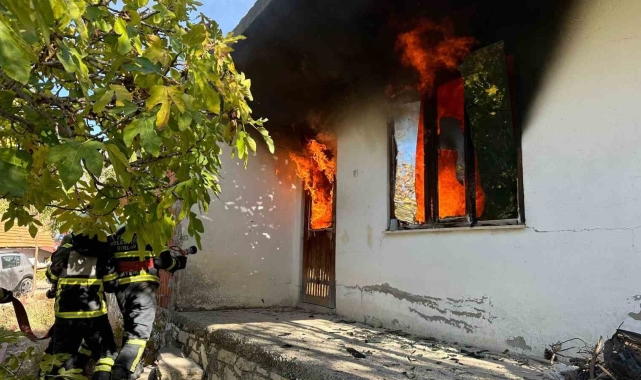 Burdur'da çıkan yangında ev alev alev yandı