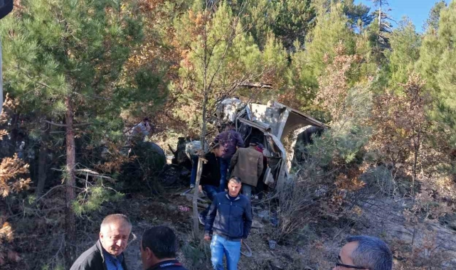 Burdur'da freni patlayıp şarampole uçan hafriyat kamyonu hurdaya döndü: 1 ağır yaralı