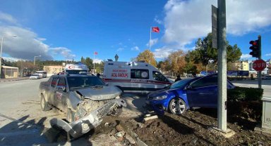 Burdur'da kamyonet ile otomobil çarpıştı: 3 yaralı
