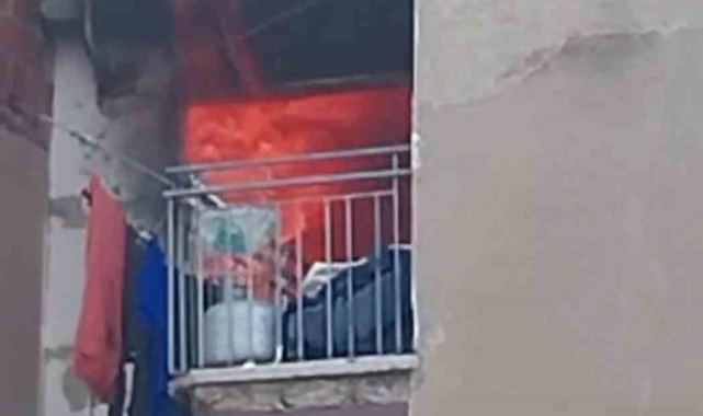 Bursa'da 3.kattaki daire alev alev yandı