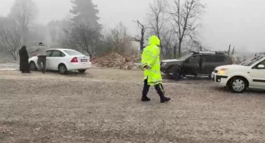 Bursa'da kar yağışıyla hayat durdu...İlçe yolları kapandı, ekipler açmaya çalışıyor