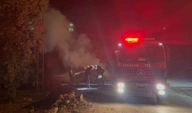 Bursa'da kaza yapan otomobil alev alev yandı