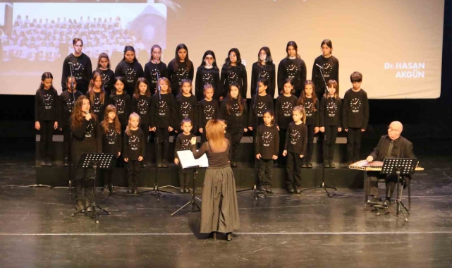 Büyükçekmece Belediyesi Çocuk Korosu Atatürk'ün sevdiği şarkıları seslendirdi