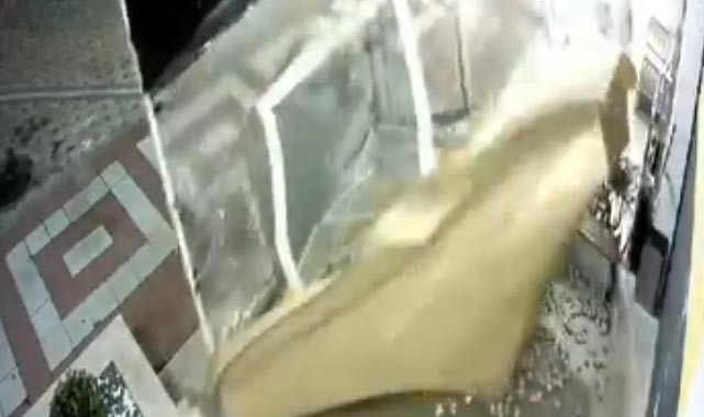Büyükçekmece'de şiddetli rüzgar nedeniyle çadır uçtu