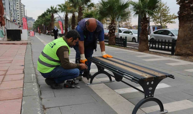 Büyükşehir Belediyesi Binevler'de şehir mobilyaları kuruyor