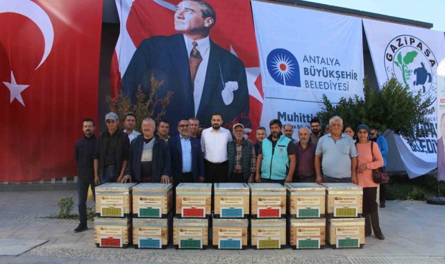 Büyükşehir'den Gazipaşalı arıcılara kovan desteği