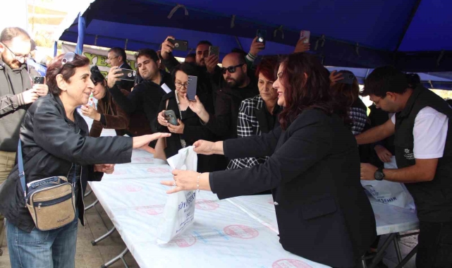 Büyükşehir'in dağıttığı 40 bin ata tohumu fidesi yarım saatte tükendi