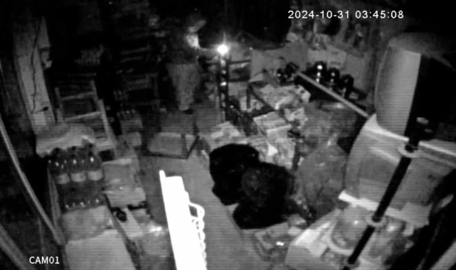 Çakmak ışığında tekel bayiyi böyle soydu