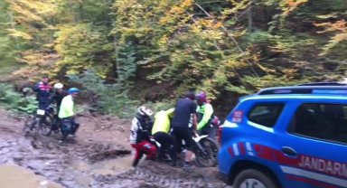 Çamura saplanan motosikletlinin yardımına jandarma yetişti