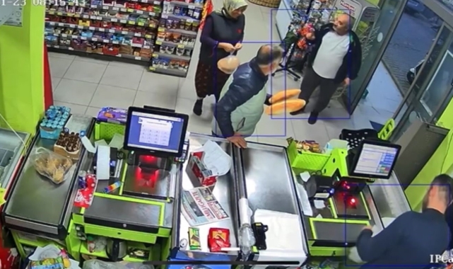 Çamurlu ayakkabılarını çıkarıp çorapla alışveriş yaptı..O anlar kamerada