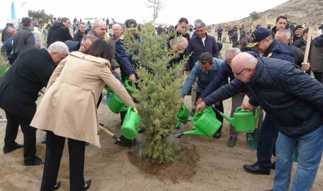 Çanakkale'de Milli Ağaçlandırma Günü çerçevesinde 34 bin 500 bin fidan toprakla buluştu
