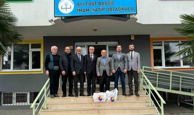 Çarşamba Ticaret Borsası'ndan öğrencilere kışlık bot yardımı