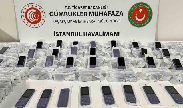 Cep telefonlarını 'kablo' diye yurda sokarken yakalandılar